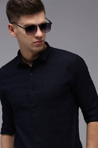 Showoff men's long sleeves textured navy blue shirt