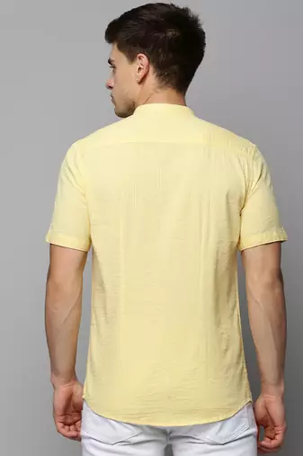 Showoff men's short sleeves textured yellow shirt