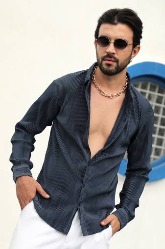 Men's navy blue pleat-creased shirt