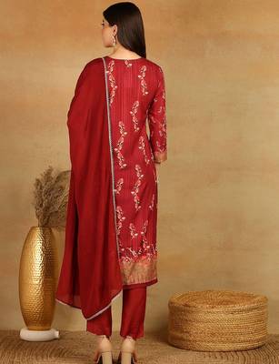 women maroon rayon blend floral printed straight kurta trouser with dupatta 4