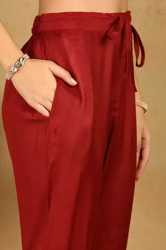 women maroon rayon blend floral printed straight kurta trouser with dupatta