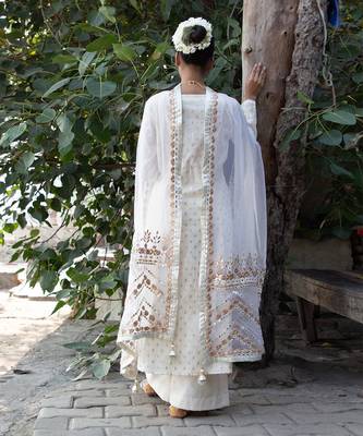 Off- white banarsi booti embroidered suit 3