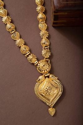 Antique-Inspired Gold-Plated Necklace with Detailed Clutch Chain 2