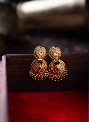 Antique-Inspired Gold-Plated Necklace with Detailed Clutch Chain 3