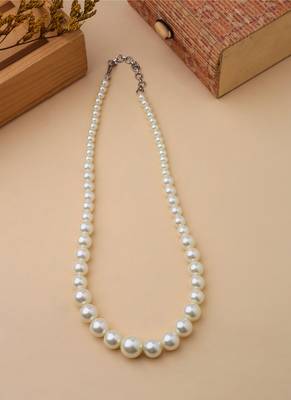 Pearl Necklace In White 2