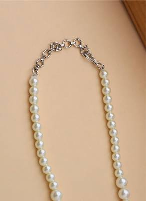 Pearl Necklace In White 3