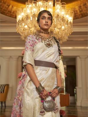Off White Silk Blend Zari Weaving Border And Pallu Saree With Blouse For Women  2
