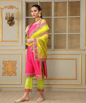 Saadgi gulabi lace pink straight suit set 3