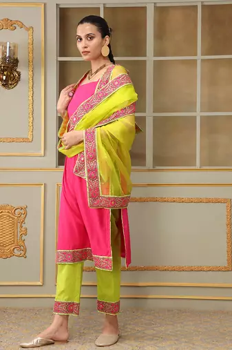 Saadgi gulabi lace pink straight suit set