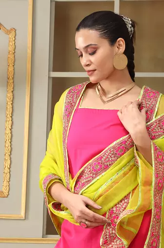 Saadgi gulabi lace pink straight suit set
