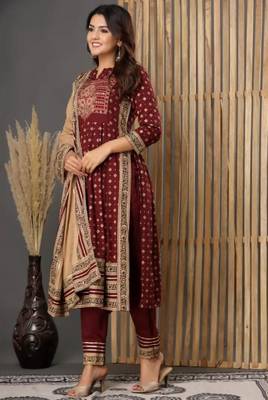 Maroon handwork embroidered kurta and pant set with dupatta 5