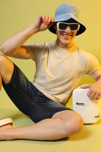 Men's pale yellow oversized basic t-shirt