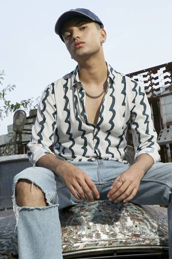 Men's white & navy blue contrast paint lines shirt