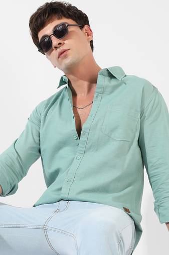 Campus sutra men's solid aqua green regular fit casual shirt