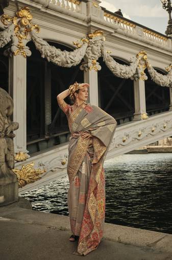 Grey Soft Silk Beautiful Weaving Border And Rich Pallu Saree With Blouse For Women