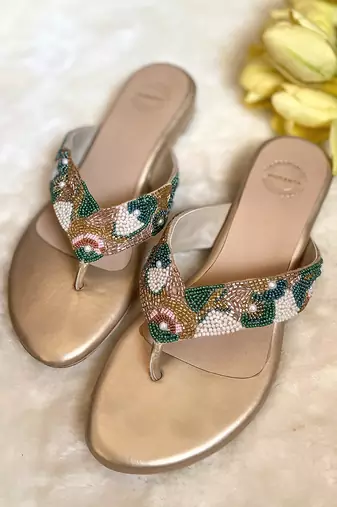 Embroidered v-strap slipons