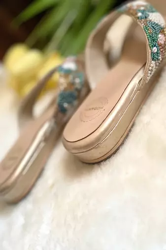 Embroidered v-strap slipons