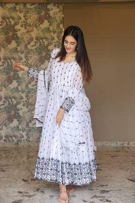 White Georgette Thread Embroidered Anarkali Kurta set with Dupatta 2