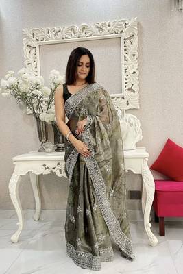 Mahendi Abrstract Print Saree With Resham Work On Jimmy Choo c Glam Bolly Party Looks 1