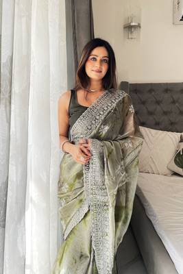 Mahendi Abrstract Print Saree With Resham Work On Jimmy Choo c Glam Bolly Party Looks 2