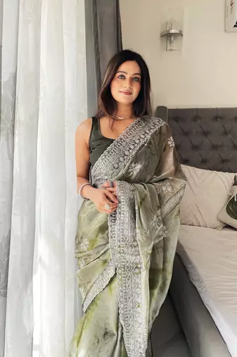 Mahendi Abrstract Print Saree With Resham Work On Jimmy Choo c Glam Bolly Party Looks