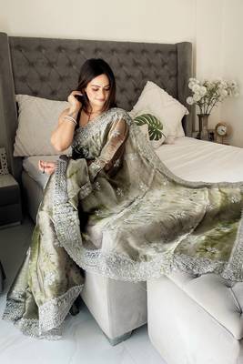 Mahendi Abrstract Print Saree With Resham Work On Jimmy Choo c Glam Bolly Party Looks 3