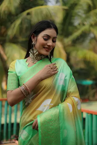 Green Dola silk blend Woven Saree With Flower Digital Printed Girlish Looks