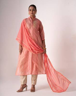 Pink colour heavy wedding reception dress for perfect bridesmaid look 1
