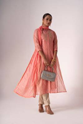 Pink colour heavy wedding reception dress for perfect bridesmaid look 3