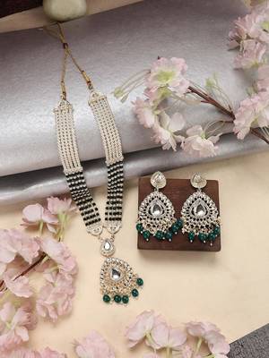 Anikas creation green jewellery set for a timeless statement 2