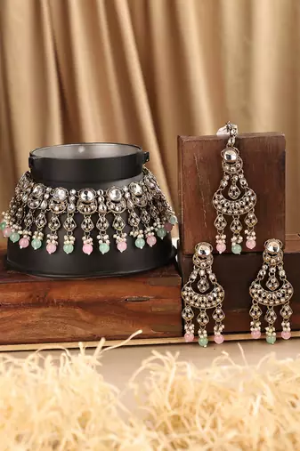 Anika's creation pink jewellery set for timeless beauty