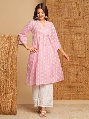 Flared kurta in woven cotton fabric with with gathering and hand embroidery. 1
