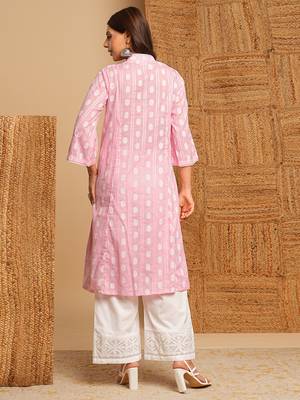 Flared kurta in woven cotton fabric with with gathering and hand embroidery. 2
