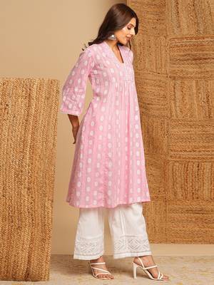 Flared kurta in woven cotton fabric with with gathering and hand embroidery. 3