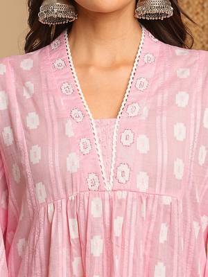 Flared kurta in woven cotton fabric with with gathering and hand embroidery. 4