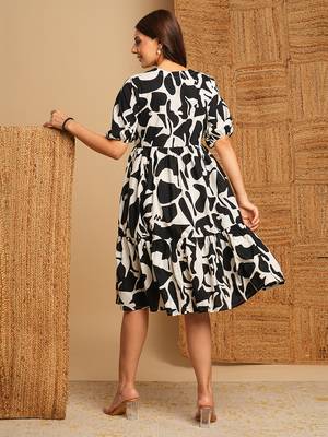 Printed cotton flared dress with gathering and pocket. 2