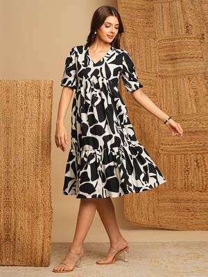 Printed cotton flared dress with gathering and pocket. 3