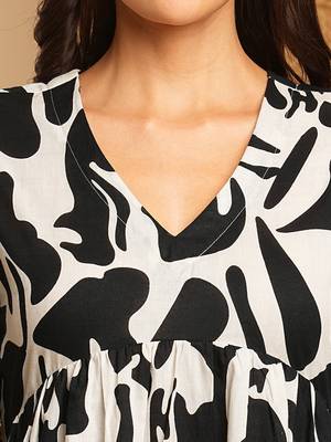 Printed cotton flared dress with gathering and pocket. 4