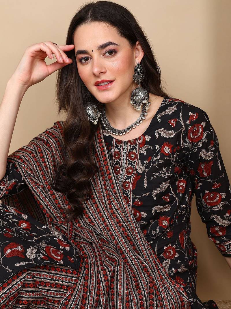 women black rayon blend floral printed straight kurta trousers with dupatta