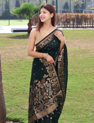 Green Color Soft silk blend Sarees With Gold Zari Weaving Flower Pennal In Border And Pallu 4