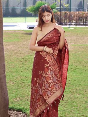 Brown Color Soft silk blend Sarees With Gold Zari Weaving Flower Pennal In Border And Pallu 3