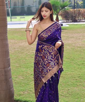 Violet Color Soft silk blend Sarees With Gold Zari Weaving Flower Pennal In Border And Pallu 4