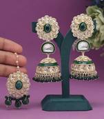 Green color kundan earrings with maang tikka