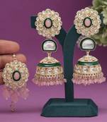 Pink color kundan earrings with maang tikka