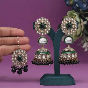 Black color kundan earrings with maang tikka 1