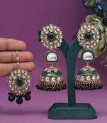 Black color kundan earrings with maang tikka