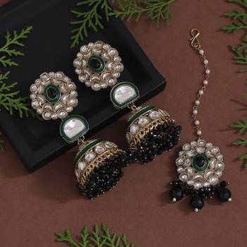 Black color kundan earrings with maang tikka 2