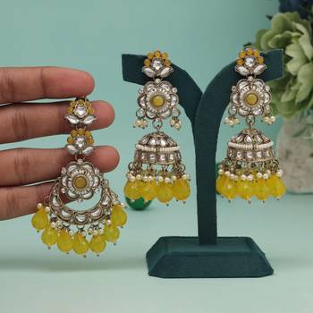Yellow color kundan earrings with maang tikka 1