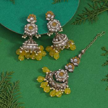 Yellow color kundan earrings with maang tikka 2