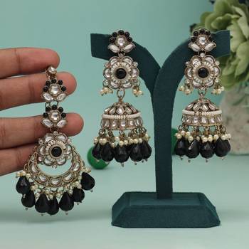 Black color kundan earrings with maang tikka 1